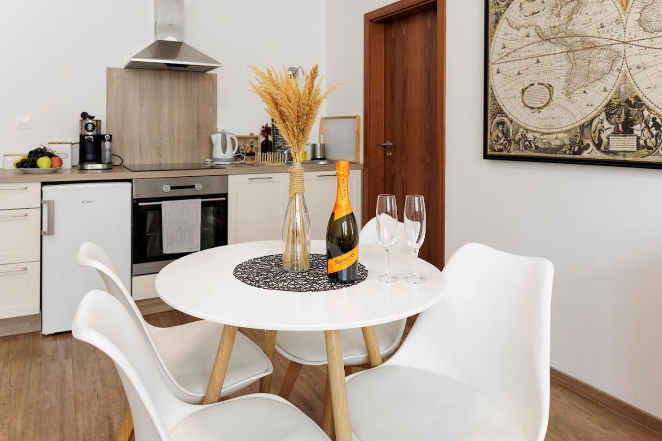 Diamond Residence In Old Town With Free Parking Bratislava Ngoại thất bức ảnh